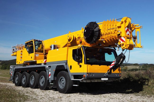Автокран Liebherr в работе